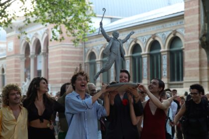 Una escultura de Federico García Lorca recorrió Madrid a 90 años de su fusilamiento | FM Avenida