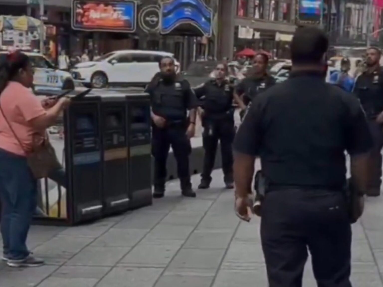 Ataque en Times Square: armada con dos cuchillos, mató a una persona, hirió a otra y fue abatida por la Policía | FM Avenida