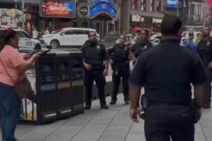 Ataque en Times Square: armada con dos cuchillos, mató a una persona, hirió a otra y fue abatida por la Policía | FM Avenida