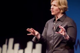 Brené Brown, profesora e investigadora en la Universidad de Houston: "La vulnerabilidad no es debilidad y ese mito es profundamente peligroso" | FM Avenida