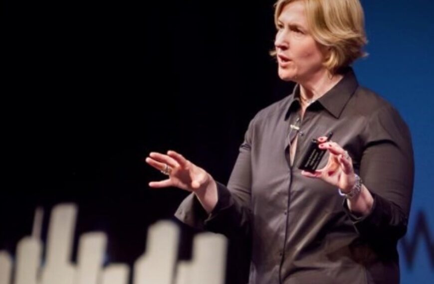 Brené Brown, profesora e investigadora en la Universidad de Houston: "La vulnerabilidad no es debilidad y ese mito es profundamente peligroso" | FM Avenida