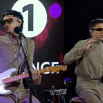 Ca7riel & Paco Amoroso debutaron en BBC Radio 1 con una explosiva versión de Spice Girls | FM Avenida