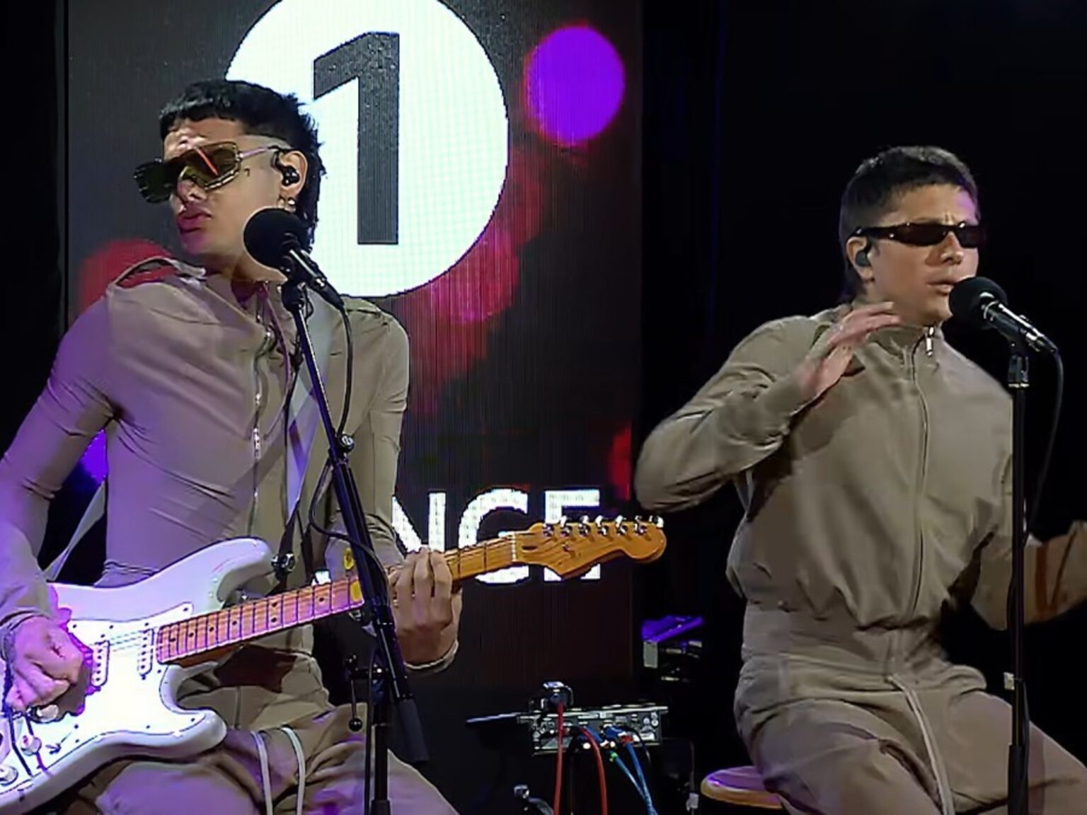 Ca7riel & Paco Amoroso debutaron en BBC Radio 1 con una explosiva versión de Spice Girls | FM Avenida