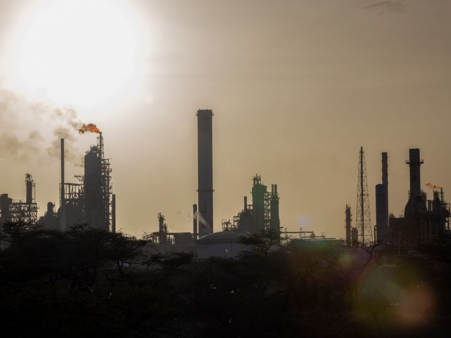 Chevron anunció acuerdos para duplicar su producción petrolera en Venezuela en cinco años | FM Avenida