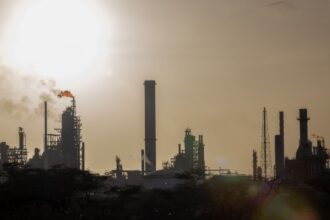 Chevron anunció acuerdos para duplicar su producción petrolera en Venezuela en cinco años | FM Avenida