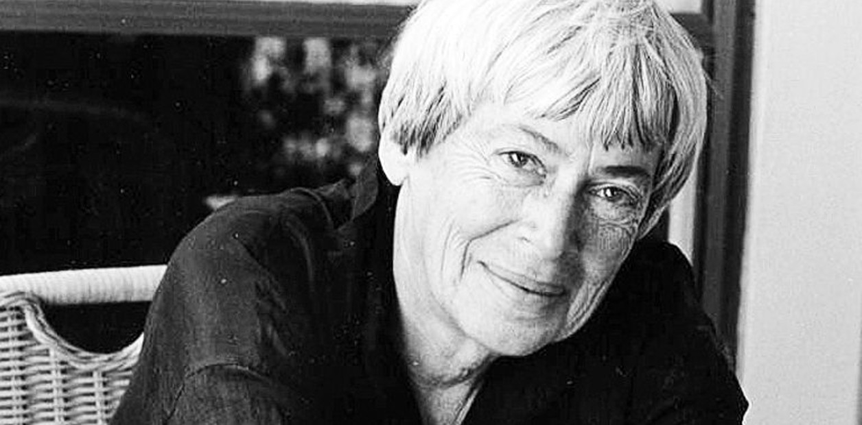 Cita del día, de la escritora Ursula K. Le Guin: “Es bueno tener un destino al que dirigirse; pero al final, lo que importa es el viaje” | FM Avenida