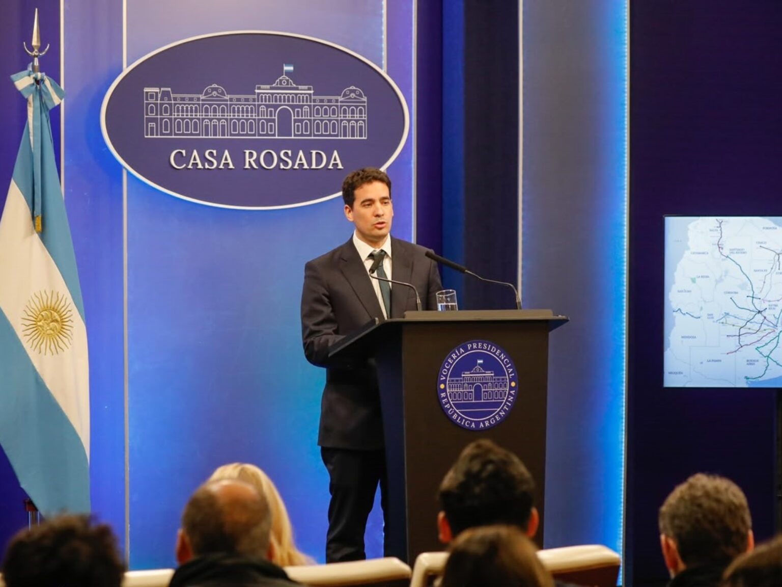 El Gobierno atribuyó el alza del riesgo país al conflicto en Medio Oriente y  la suba de tasas en los Estados Unidos | FM Avenida