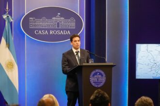 El Gobierno atribuyó el alza del riesgo país al conflicto en Medio Oriente y  la suba de tasas en los Estados Unidos | FM Avenida
