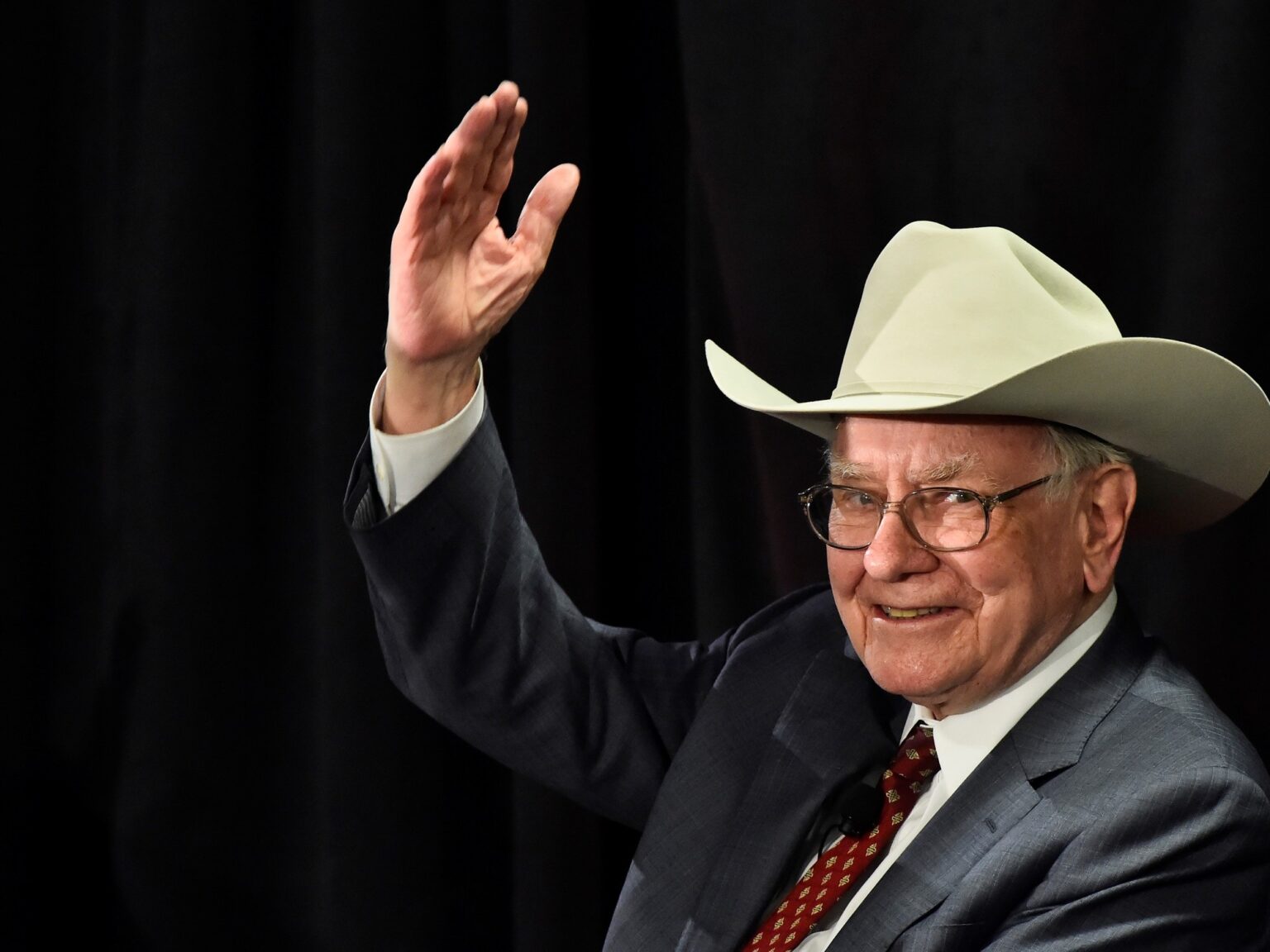 El arquitecto del capital moderno: Warren Buffett deja su cargo como presidente de Berkshire Hathaway después de 50 años | FM Avenida