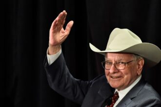 El arquitecto del capital moderno: Warren Buffett deja su cargo como presidente de Berkshire Hathaway después de 50 años | FM Avenida