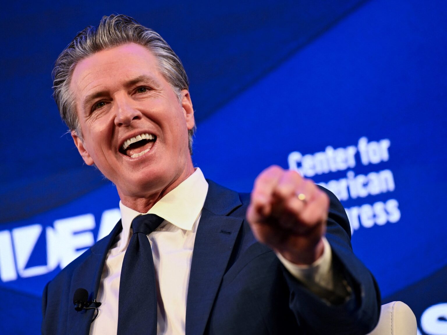 El plan de Newsom para modernizar California: trámites más rápidos, alertas de calor y nuevas contrataciones | FM Avenida