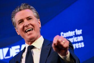 El plan de Newsom para modernizar California: trámites más rápidos, alertas de calor y nuevas contrataciones | FM Avenida
