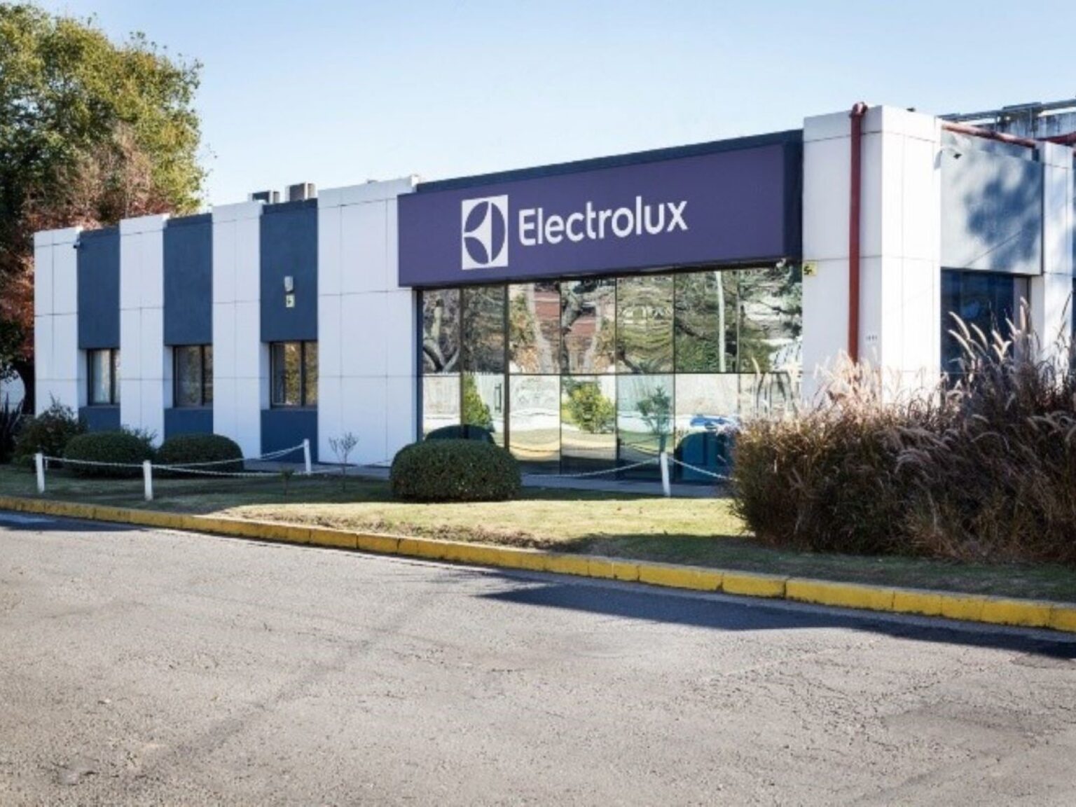 Electrolux cierra su planta en Rosario y seguirá como vendedor de productos importados | FM Avenida