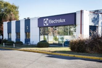 Electrolux cierra su planta en Rosario y seguirá como vendedor de productos importados | FM Avenida