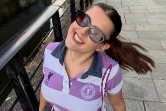 Ella, 24 años, gastaba 800 euros al mes en ropa por su adicción a las compras: "El subidón de dopamina me mantenía comprando" | FM Avenida