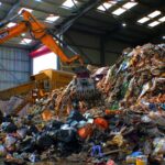 En 2026, ingenieros de Texas mezclaron 4,5 toneladas de residuos plásticos en casi una milla de carretera; el material reciclado reemplazó entre el 8% y el 10% del betún derivado del petróleo | FM Avenida