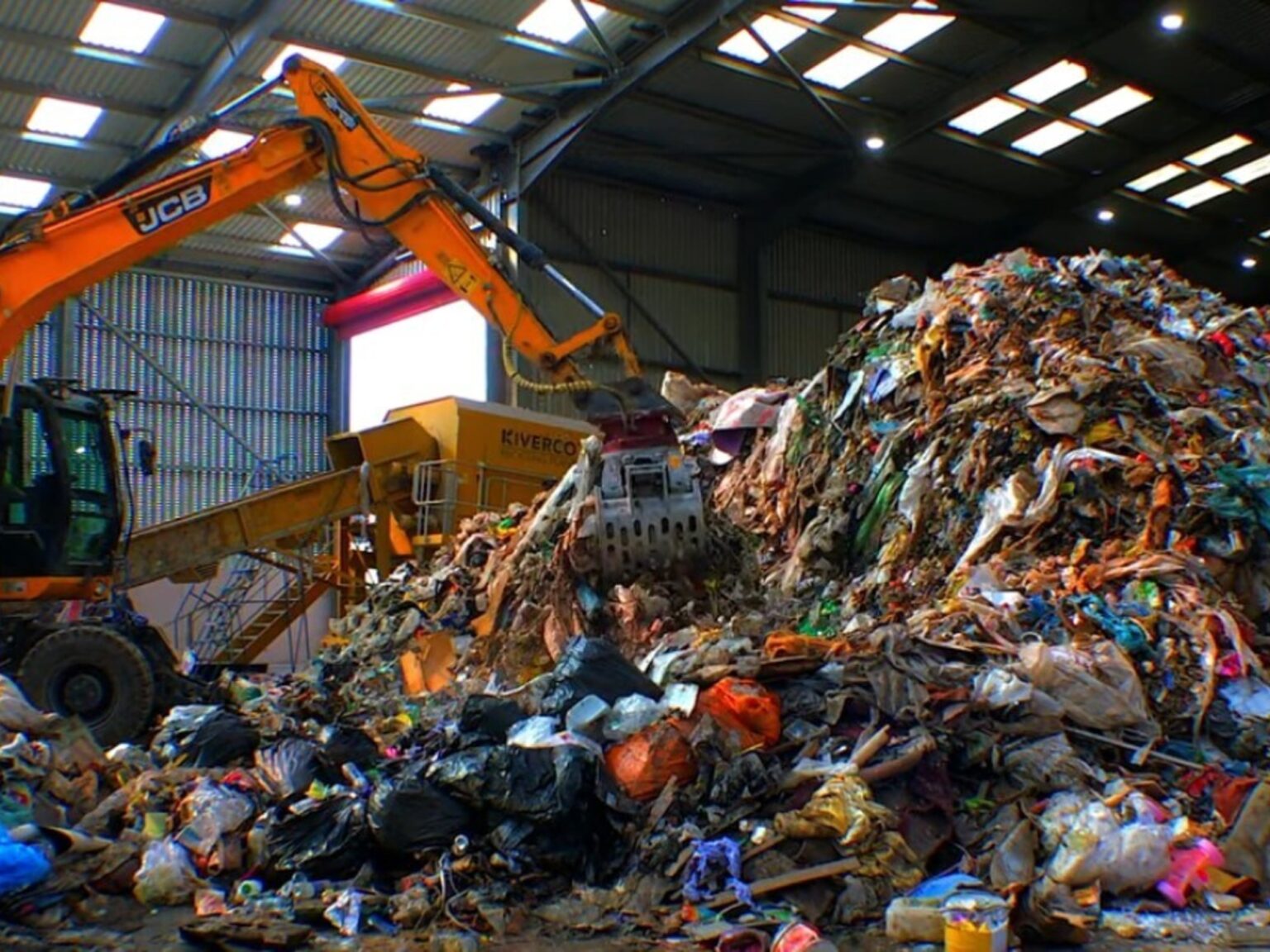 En 2026, ingenieros de Texas mezclaron 4,5 toneladas de residuos plásticos en casi una milla de carretera; el material reciclado reemplazó entre el 8% y el 10% del betún derivado del petróleo | FM Avenida