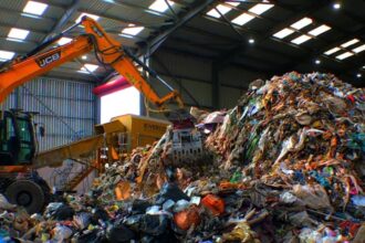 En 2026, ingenieros de Texas mezclaron 4,5 toneladas de residuos plásticos en casi una milla de carretera; el material reciclado reemplazó entre el 8% y el 10% del betún derivado del petróleo | FM Avenida