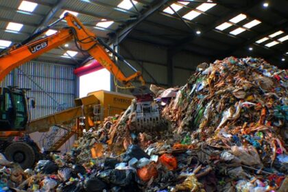 En 2026, ingenieros de Texas mezclaron 4,5 toneladas de residuos plásticos en casi una milla de carretera; el material reciclado reemplazó entre el 8% y el 10% del betún derivado del petróleo | FM Avenida
