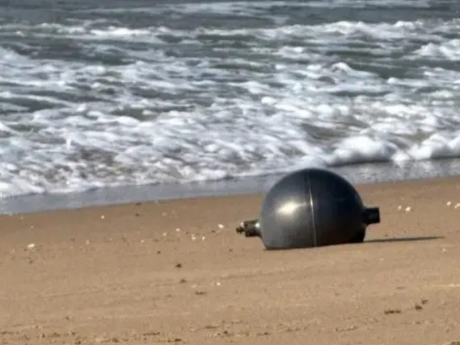 En julio, seis misteriosas "bolas espaciales" metálicas aparecieron en una tranquila playa: después, las autoridades concluyeron que probablemente se trataba de contenedores presurizados de cohetes que habían sobrevivido a una reentrada incandescente en la atmósfera tras abandonar la órbita | FM Avenida
