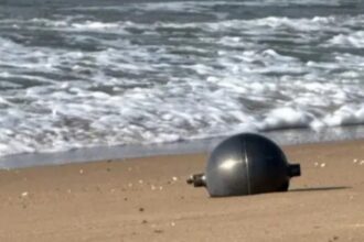 En julio, seis misteriosas "bolas espaciales" metálicas aparecieron en una tranquila playa: después, las autoridades concluyeron que probablemente se trataba de contenedores presurizados de cohetes que habían sobrevivido a una reentrada incandescente en la atmósfera tras abandonar la órbita | FM Avenida