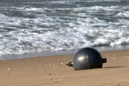 En julio, seis misteriosas "bolas espaciales" metálicas aparecieron en una tranquila playa: después, las autoridades concluyeron que probablemente se trataba de contenedores presurizados de cohetes que habían sobrevivido a una reentrada incandescente en la atmósfera tras abandonar la órbita | FM Avenida