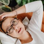 La psicología dice que las personas que hicieron las paces con sus peores decisiones no suelen estar en negación ni fingiendo; sino que es algo más difícil, es encontrar el hilo conductor de significado en algo que realmente les hirió a ellos o a otra persona | FM Avenida