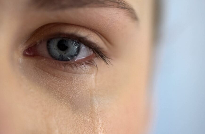 La psicología dice que una muestra inesperada de cariño puede hacer llorar, provocar calor en el pecho o incluso escalofríos, una reacción emocional que aparece cuando aumenta de forma repentina la sensación de cercanía | FM Avenida