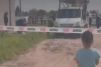 Macabro hallazgo en Merlo: operarios hacían pozos para la instalación de postes de luz y encontraron una bolsa con un bebé muerto dentro | FM Avenida