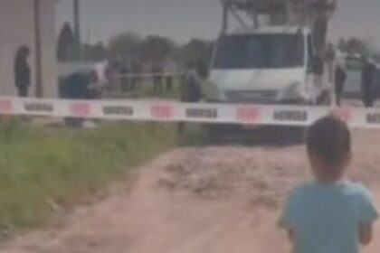 Macabro hallazgo en Merlo: operarios hacían pozos para la instalación de postes de luz y encontraron una bolsa con un bebé muerto dentro | FM Avenida