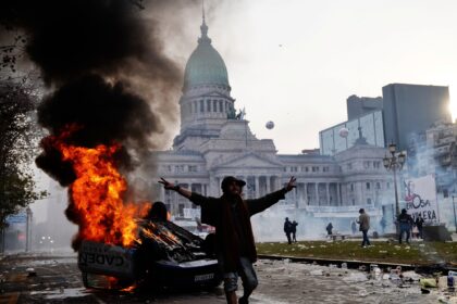 Mandan a juicio oral a 9 detenidos por los graves incidentes en el Congreso durante la aprobación de la ley Bases | FM Avenida