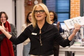Mel Robbins, escritora: “No todo el mundo está destinado a ser tu amigo” | FM Avenida