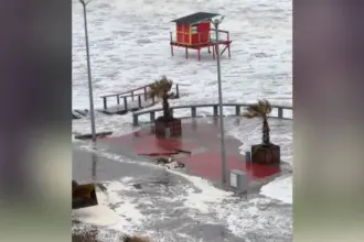 Otra vez Monte Hermoso afectado por los intensos vientos: crecida por el fuerte oleaje y actividades suspendidas | FM Avenida