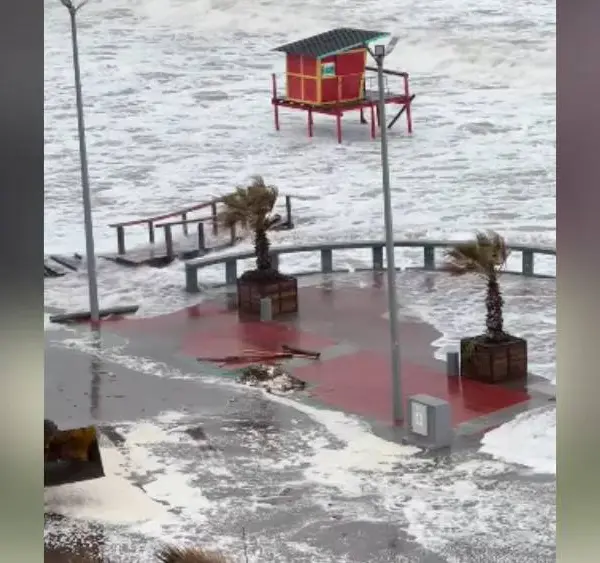 Otra vez Monte Hermoso afectado por los intensos vientos: crecida por el fuerte oleaje y actividades suspendidas | FM Avenida