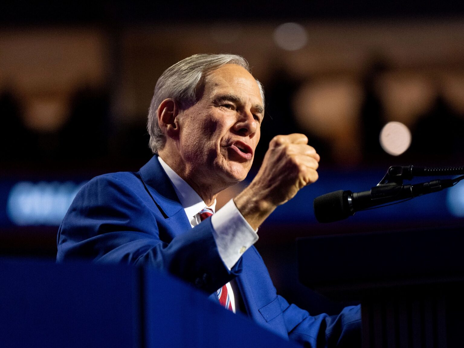 Por orden de Greg Abbott: la agencia de agua de Texas sancionará  a los centros de datos que no informen sobre su consumo de agua | FM Avenida