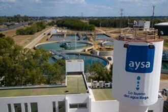 Privatización de AySA: dos consorcios encabezados por grupos nacionales fueron los únicos oferentes | FM Avenida