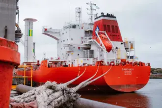 Puerto Quequén: Arribó el buque "Santiago I" equipado con modernas velas de succión | FM Avenida