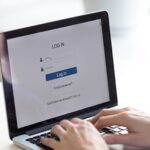 Reclamo oficial al USCIS | Legisladores alertan sobre retrasos "alarmantes" en la emisión de green cards y visas de trabajo por fallas en la página oficial | FM Avenida