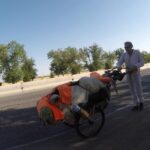 Salió a caminar en 1998 y todavía no regresó a casa: lleva 28 años de viaje y hasta nadó 288 kilómetros | FM Avenida
