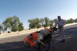 Salió a caminar en 1998 y todavía no regresó a casa: lleva 28 años de viaje y hasta nadó 288 kilómetros | FM Avenida