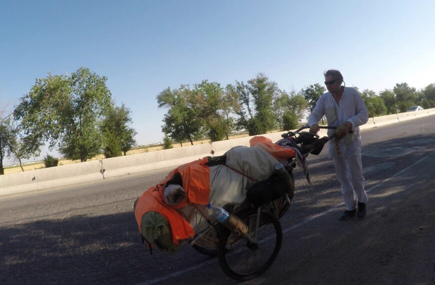 Salió a caminar en 1998 y todavía no regresó a casa: lleva 28 años de viaje y hasta nadó 288 kilómetros | FM Avenida