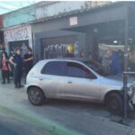 Se descompensó, chocó y no provocó una tragedia de milagro: embistió una estructura con ropa y arrolló a una joven | FM Avenida