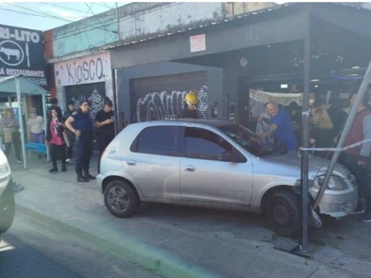 Se descompensó, chocó y no provocó una tragedia de milagro: embistió una estructura con ropa y arrolló a una joven | FM Avenida