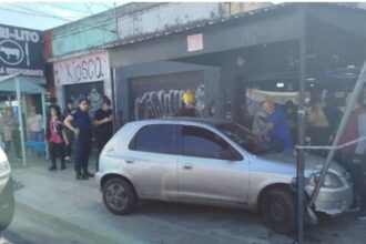 Se descompensó, chocó y no provocó una tragedia de milagro: embistió una estructura con ropa y arrolló a una joven | FM Avenida