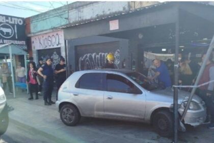 Se descompensó, chocó y no provocó una tragedia de milagro: embistió una estructura con ropa y arrolló a una joven | FM Avenida
