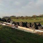 Transportaba pollo congelado, volcó y quedó atrapado dentro del camión: decenas de vecinos saquearon el cargamento, sin prestar ayuda | FM Avenida