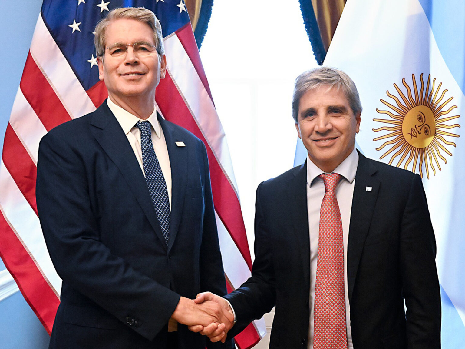 Tras un nuevo apoyo de Estados Unidos, el riesgo país volvió a perforar el piso de los 500 puntos | FM Avenida