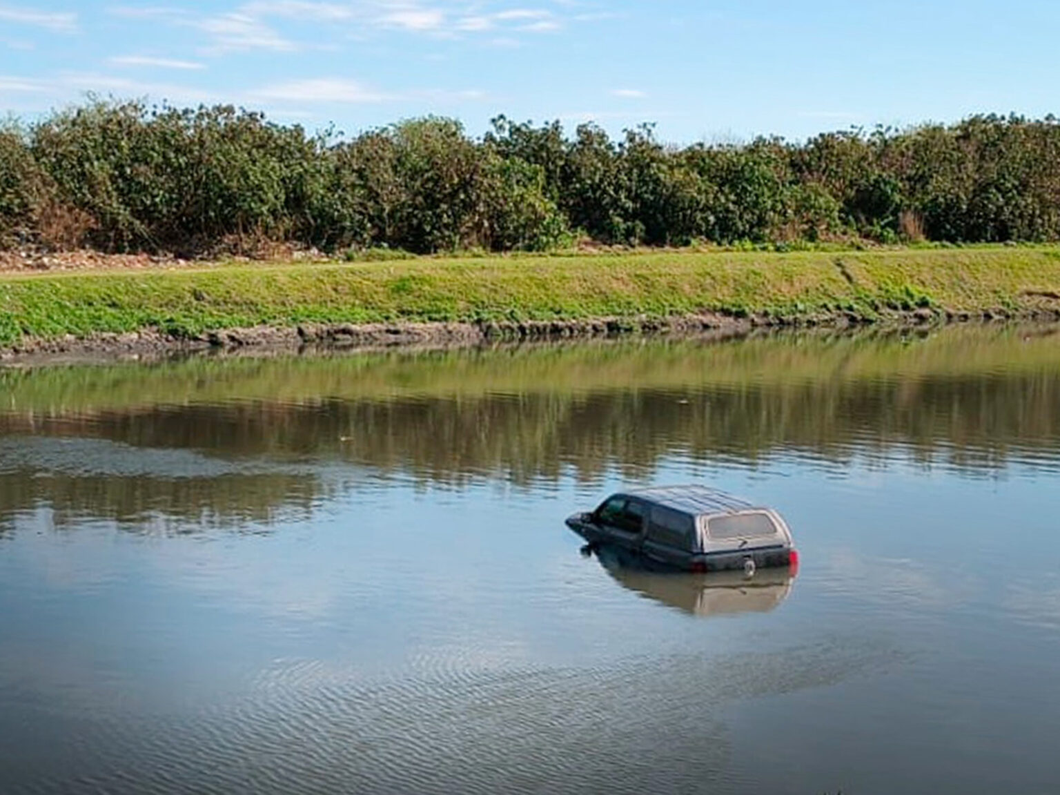 Una Amarok en el arroyo: la camioneta que sorprendió a La Plata y el dato que resolvió el misterio | FM Avenida