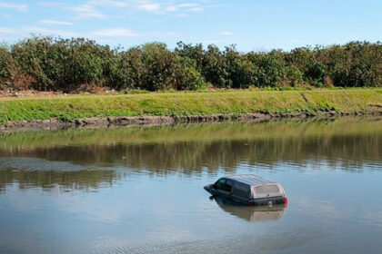 Una Amarok en el arroyo: la camioneta que sorprendió a La Plata y el dato que resolvió el misterio | FM Avenida