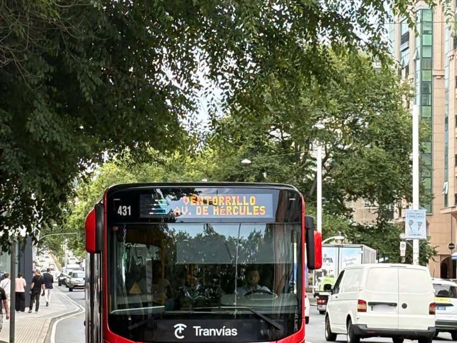 Verónica, con 25 años, es una de las pocas mujeres que conducen autobuses: "Me gusta sonreír, sobre todo en esta época en que falta empatía" | FM Avenida